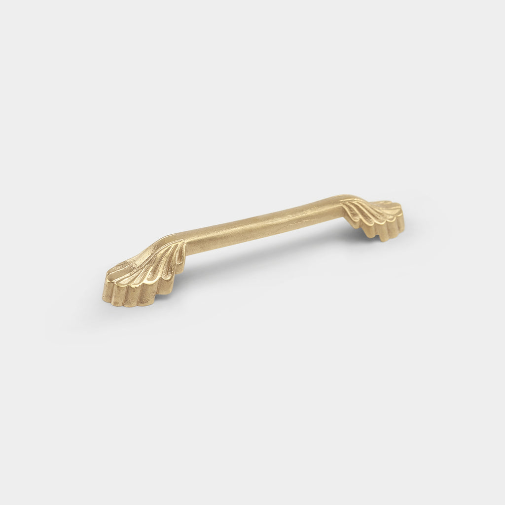 Guimard small brass pull handle, a touch of luxury for your furnishings.