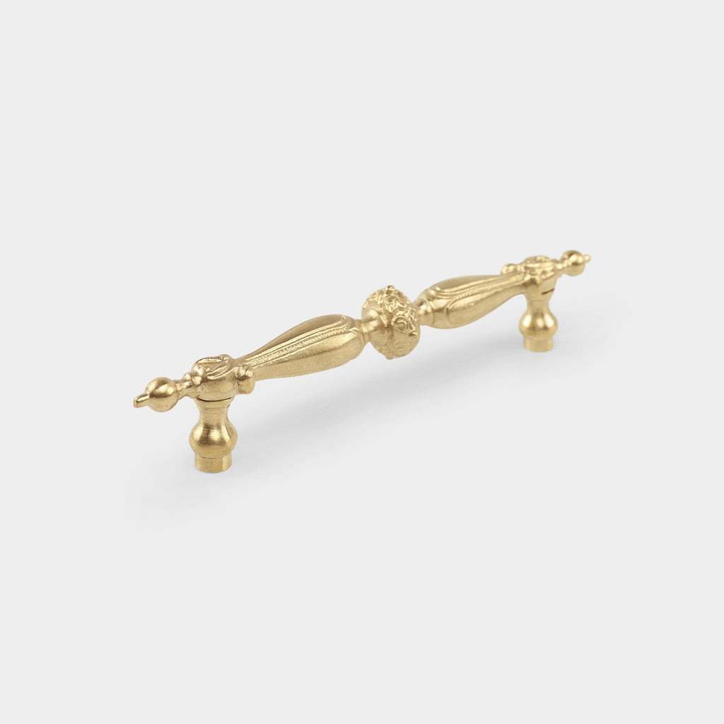 Sene brass drawer pull, showcasing sleek and modern design, ideal for contemporary interiors.