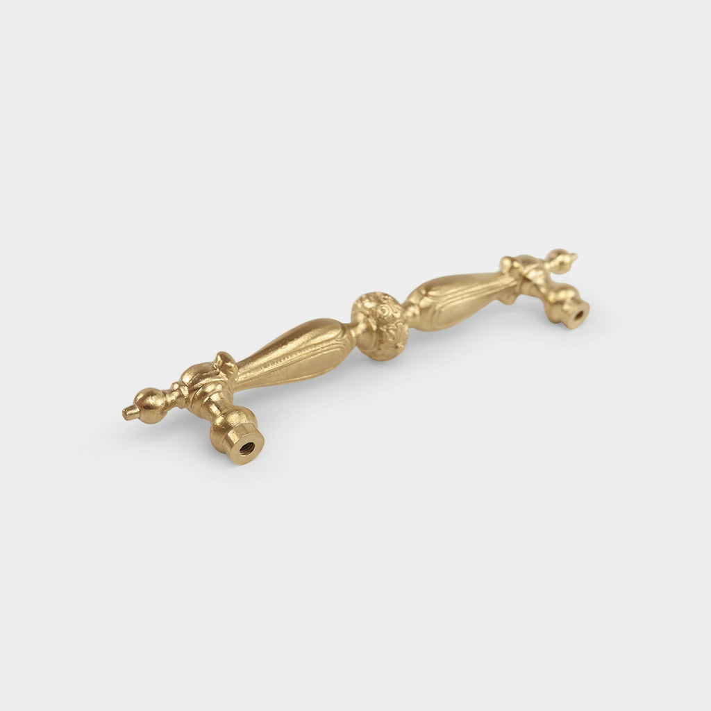 Sene classic premium brass pull, adding timeless elegance to your furnishings.